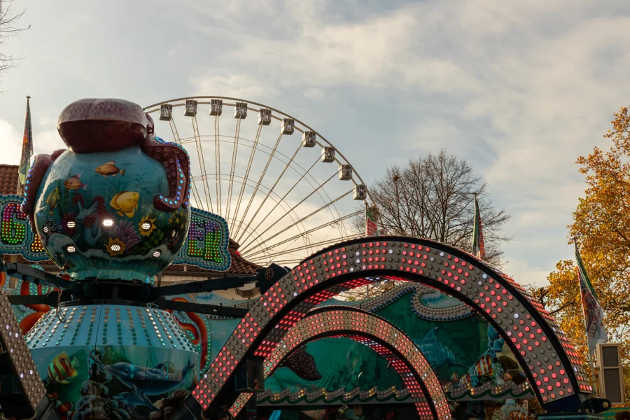 Bunte Fahrgeschäft-Dekoration vor einem Riesenrad