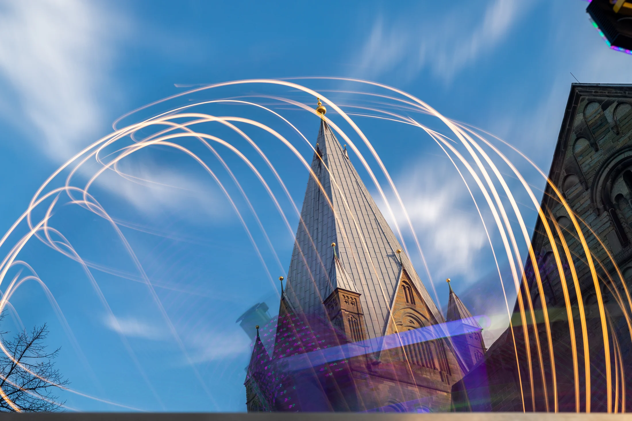 Lichtspuren vor einem Soester Kirchturm