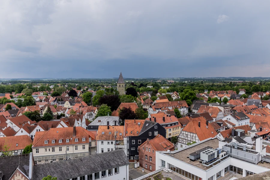 Blick von oben auf rote Dächer und schmale Gassen einer Stadt