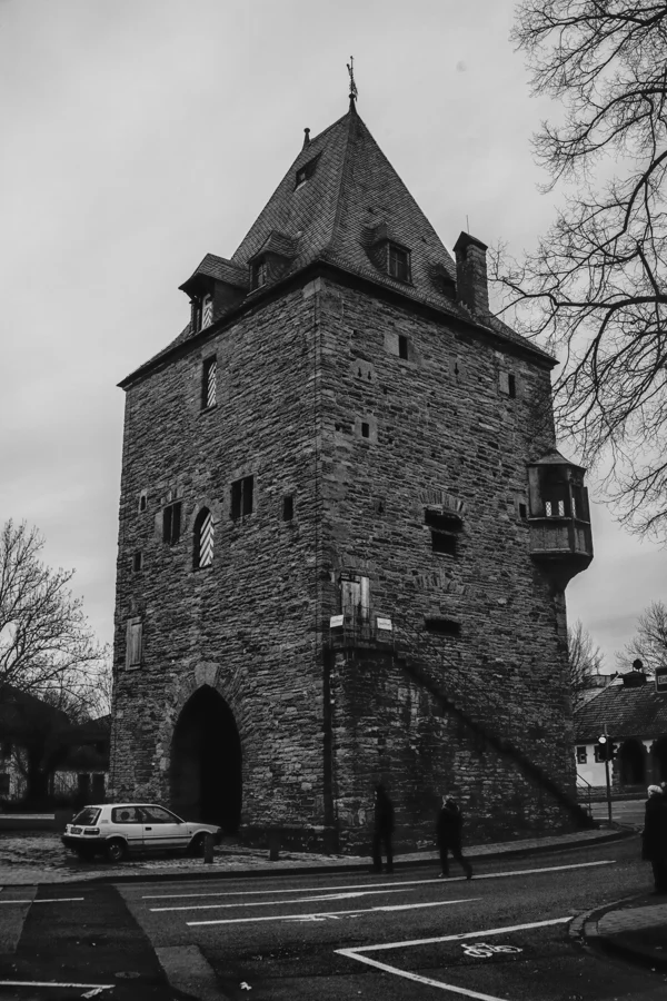 Schwarzweißaufnahme eines massiven alten Steinturms