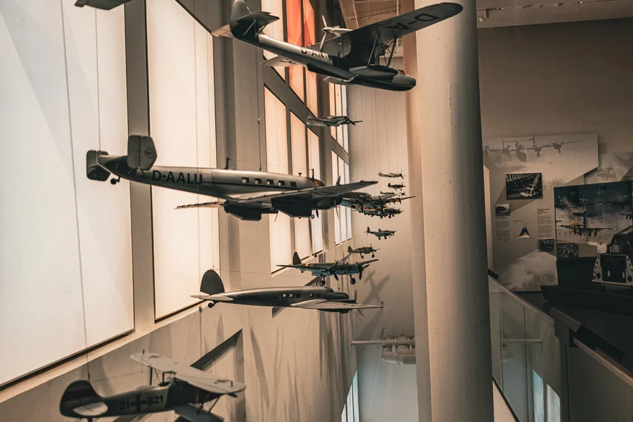 Ausgestelltes Flugzeug oder Flugzeugdetail im Museum