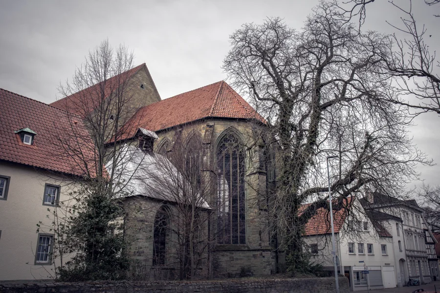 Historische Gebäude und ein Weg entlang eines Wasserlaufs