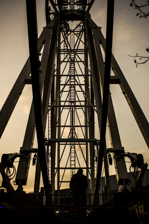 Lichter und Bewegung eines Fahrgeschäfts auf der Soester Kirmes
