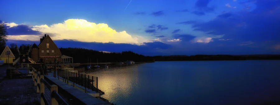 Landschaft mit Feldern, Wasser und weitem Himmel