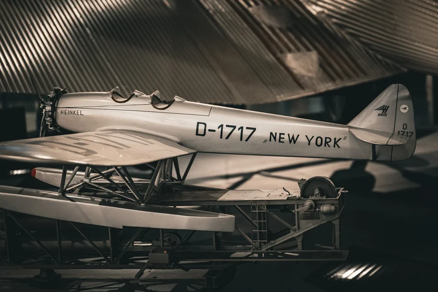 Ausgestelltes Flugzeug oder Flugzeugdetail im Museum