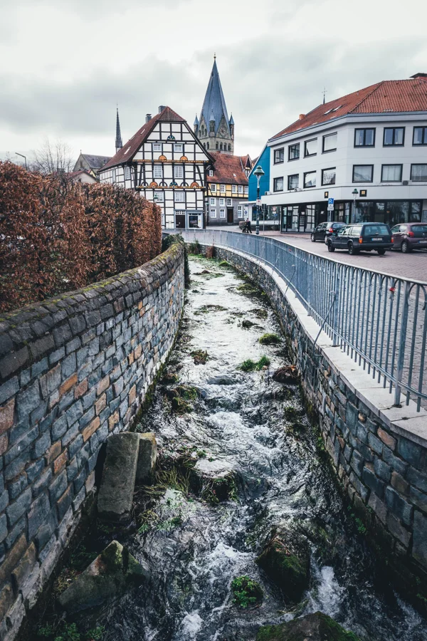 Historische Gebäude und ein Weg entlang eines Wasserlaufs