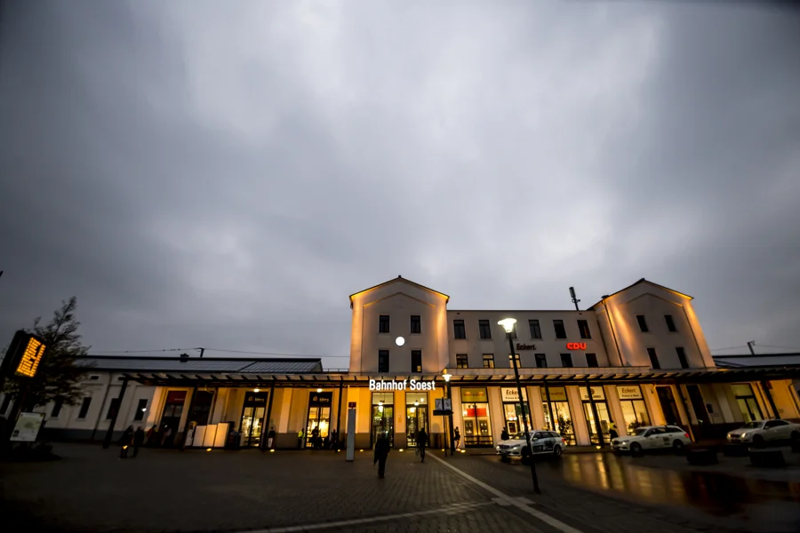 Warm beleuchtete Häuserfassade bei Nacht
