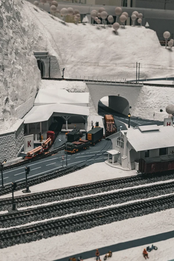 Kleine Modellfiguren in einer detailreichen Modelllandschaft