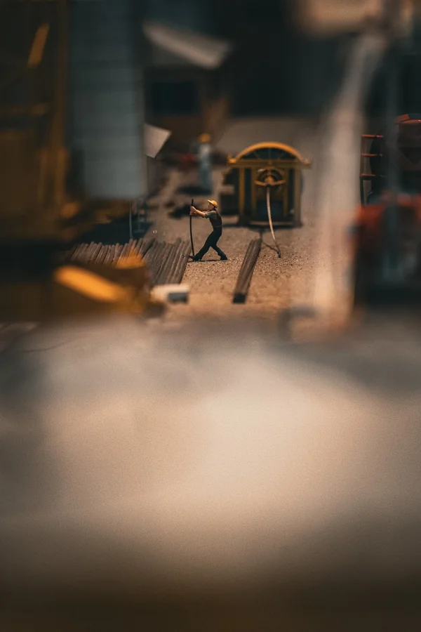 Kleine Modellfiguren in einer detailreichen Modelllandschaft