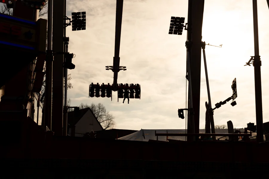 Silhouette eines Fahrgeschäfts im Gegenlicht auf der Kirmes