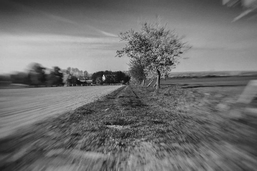 Landschaft mit Feldern, Wasser und weitem Himmel