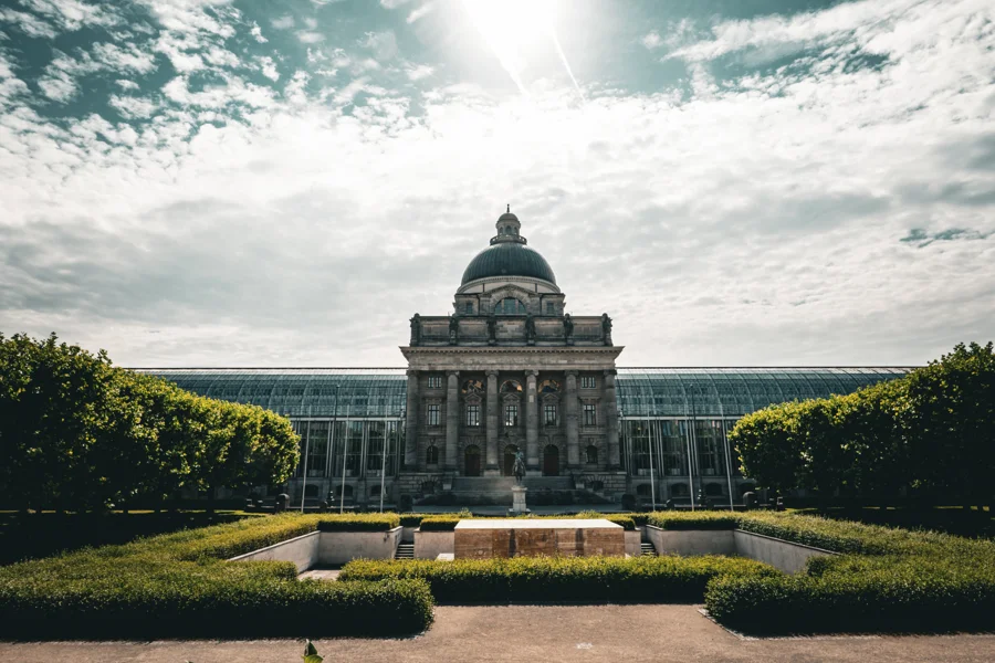 Historisches Kuppelgebäude hinter einer Parkanlage