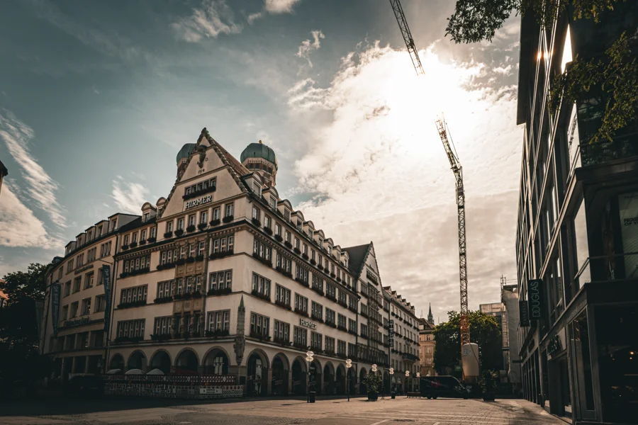 Historische Fassade aus niedriger Perspektive vor bewölktem Himmel