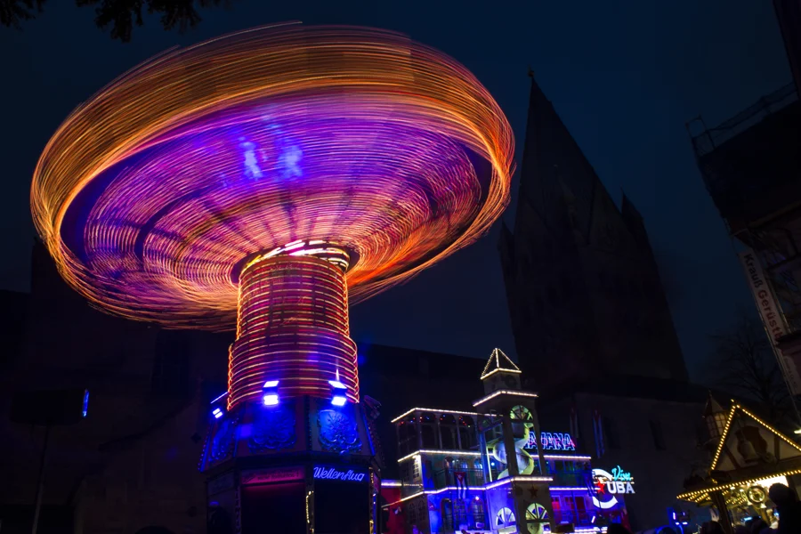 Lichter und Bewegung eines Fahrgeschäfts auf der Soester Kirmes