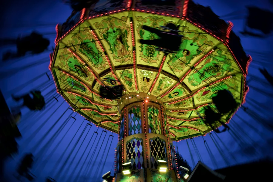 Lichter und Bewegung eines Fahrgeschäfts auf der Soester Kirmes