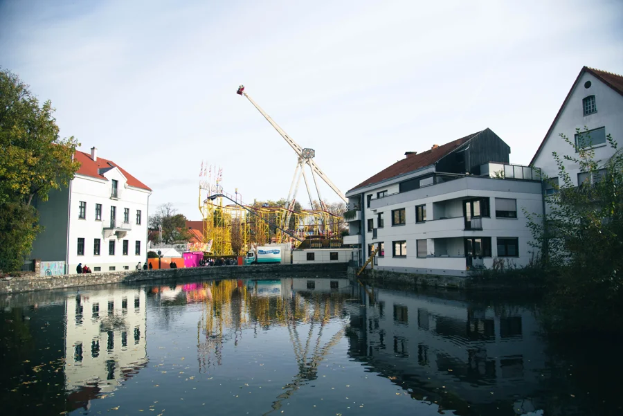 Soester Häuser und Kirmesaufbauten spiegeln sich im Wasser
