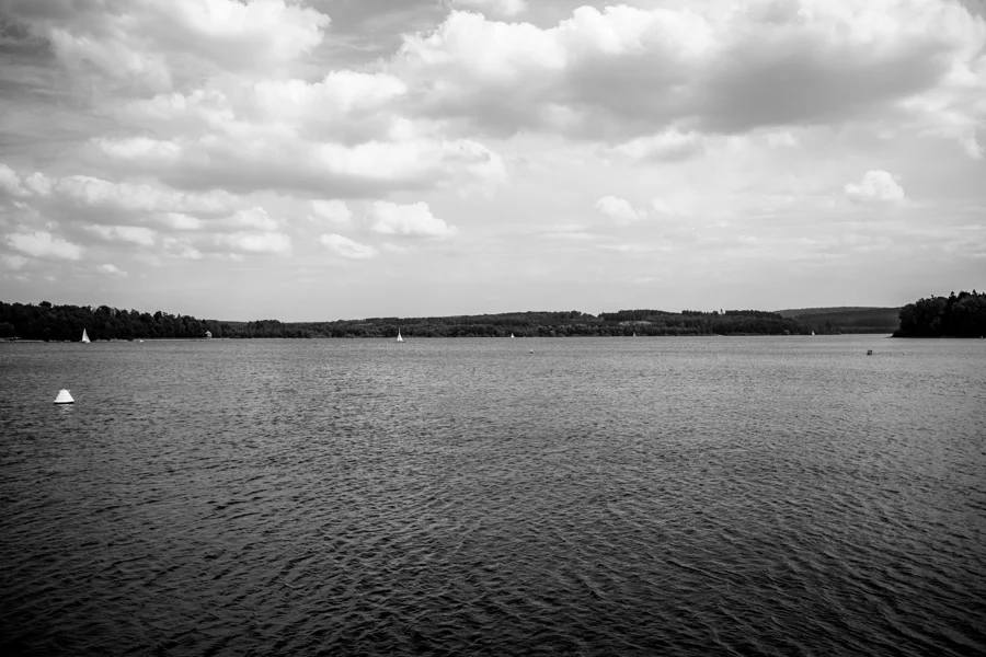 Wasserfläche und Himmel in Schwarzweiß