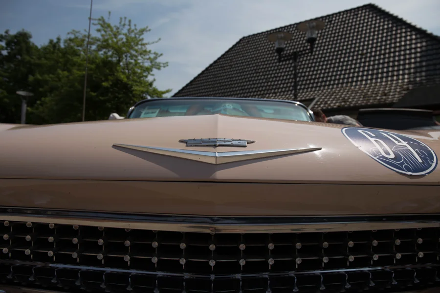 Emblem auf der Motorhaube eines klassischen Autos