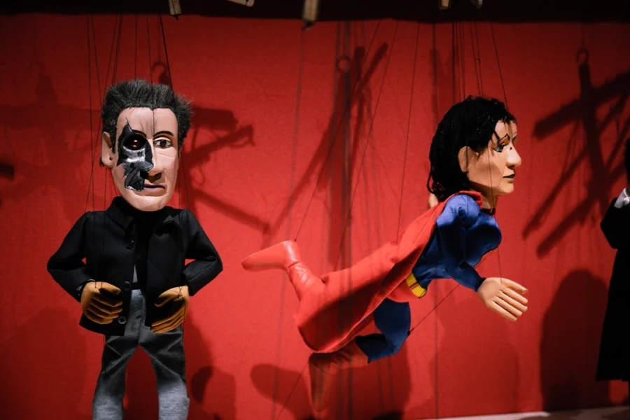 Detail einer Miniaturkulisse und ihrer Figuren