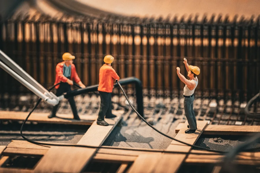 Kleine Modellfiguren in einer detailreichen Modelllandschaft