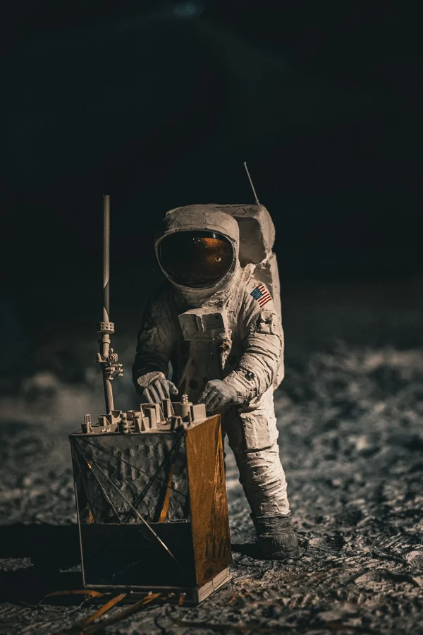 Raumfahrtmodell mit Astronautenfigur in einer Ausstellung