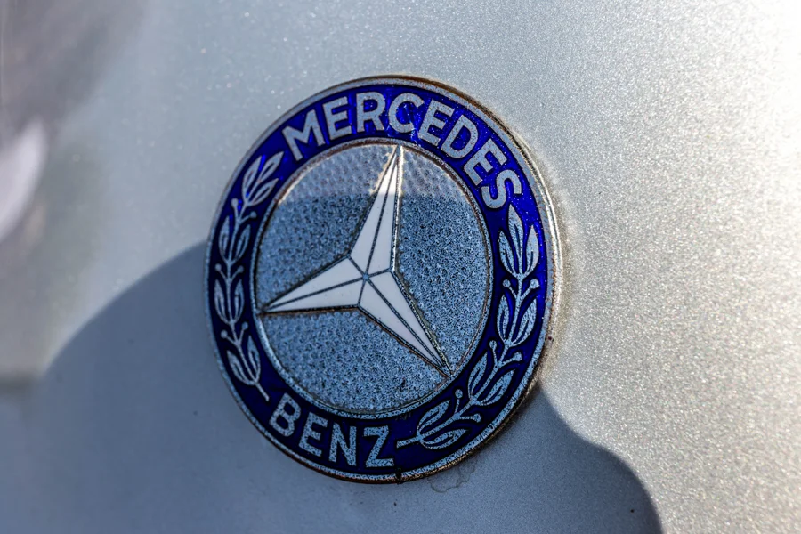 Nahaufnahme eines Automarkenemblems