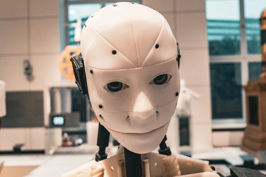 Heller Roboterkopf in einer Ausstellung