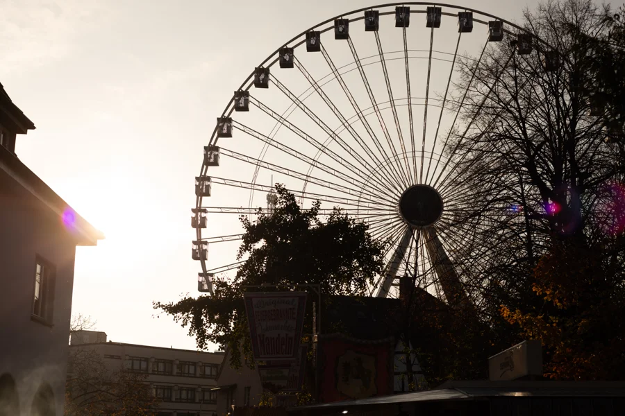 Silhouette eines Fahrgeschäfts im Gegenlicht auf der Kirmes