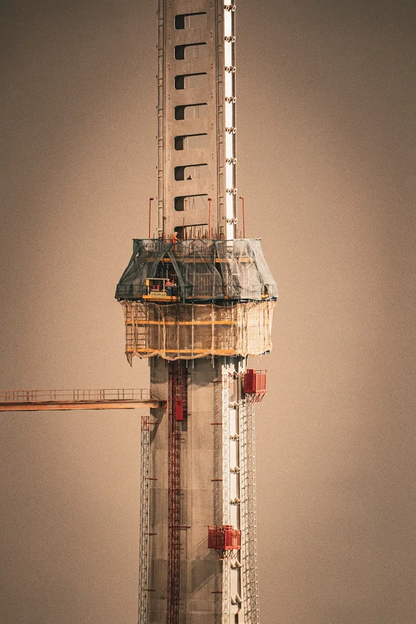 Schlanker Fernsehturm als Ausstellungsmodell