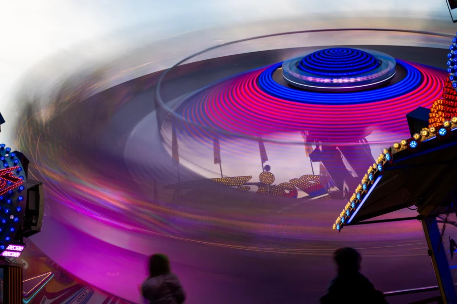 Lichter und Bewegung eines Fahrgeschäfts auf der Soester Kirmes