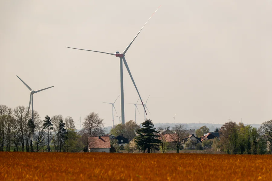 Windräder über Feldern im warmen Abendlicht