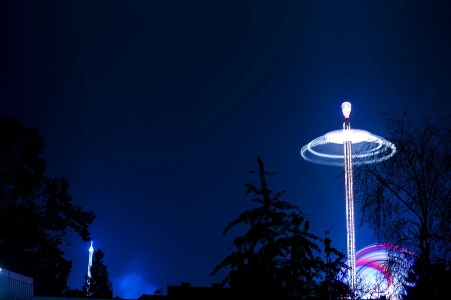 Lichter und Bewegung eines Fahrgeschäfts auf der Soester Kirmes
