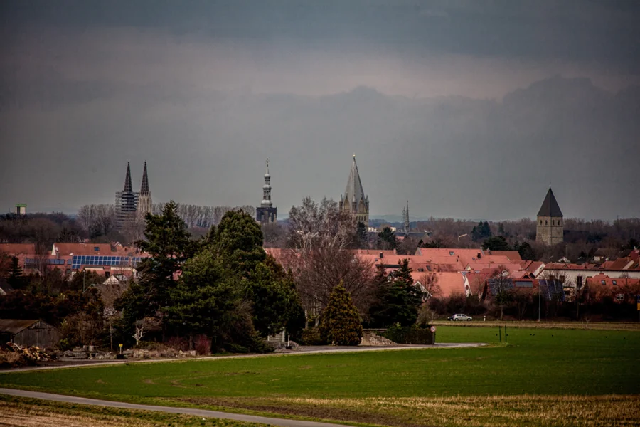 Soester Silhouette und Kirchtürme hinter weiten Feldern