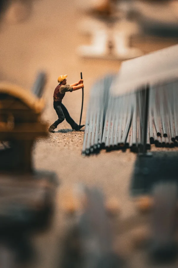 Kleine Modellfiguren in einer detailreichen Modelllandschaft
