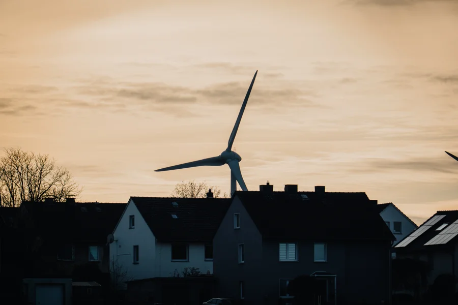 Windräder über Feldern im warmen Abendlicht