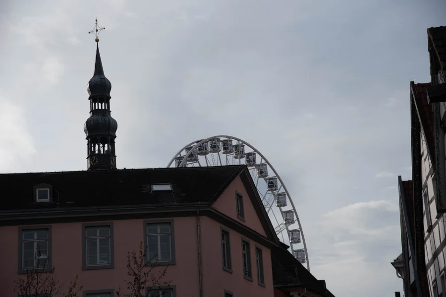 Fahrgeschäfte und historische Gebäude auf der Soester Kirmes