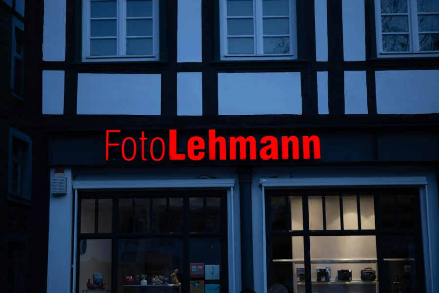 Historische Ladenfassade mit Schaufenster