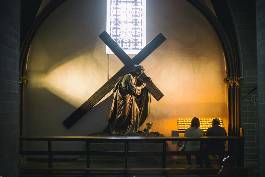 Skulptur im Innenraum einer Kirche