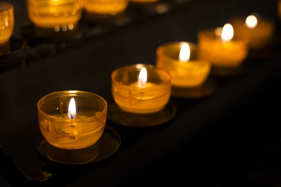 Warm leuchtende Kerzen im Kirchenraum