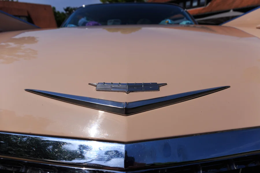 Emblem auf der Motorhaube eines klassischen Autos
